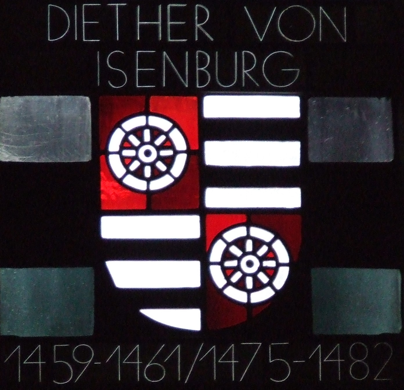 The coat of arms of Archbishop Diether von Isenberg, as depicted in the modern stain glass of the Mainz Cathedral.