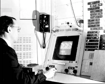 Ivan Sutherland working with Sketchpad on the TX-2
