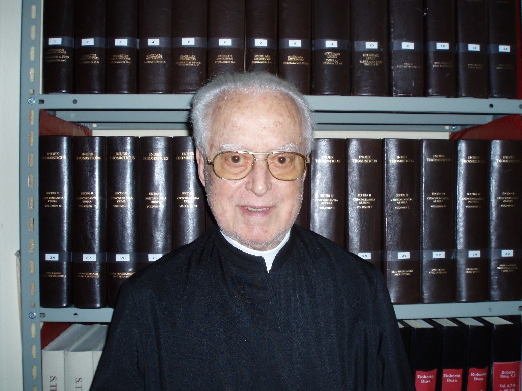 Roberto Busa standing in front of a set of the Index Thomisticus