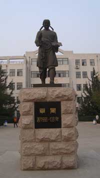 A Chinese statue of Pi Sheng. (View Larger)