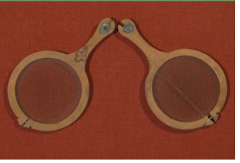 This pair of mid-14th century spectacles was found in Kloster Wienhausen (near Celle) in 1953 when the wide oak floorboards were lifted during renovations of the nun’s choir. The frames are m