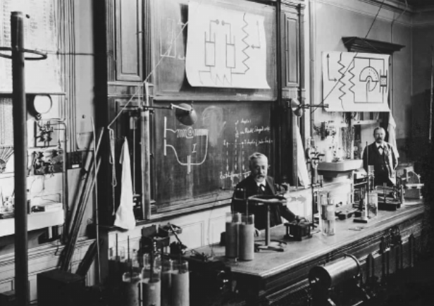 photograph of  Ferdinand Braun in his laboratory. Deutsches Museum, Munich